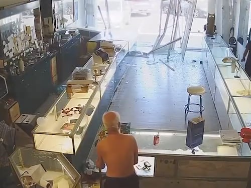 Ladrones asaltaron brutalmente la tienda de un abuelo de 88 años, provocándole un derrame cerebral