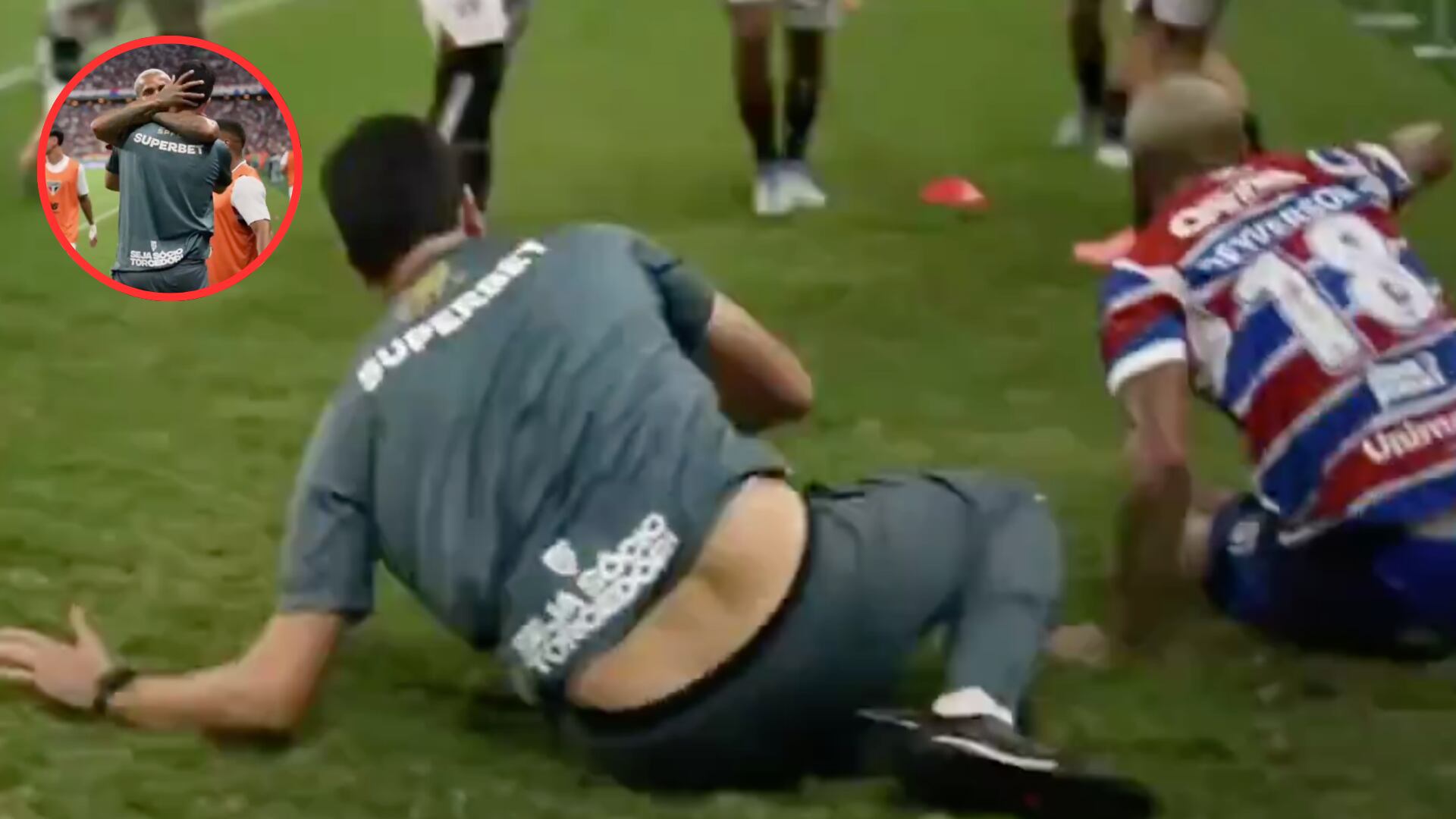 Barrió al asistente del equipo rival, quien se pegó tremendo ‘suelazo’, pero se disculpó con un beso