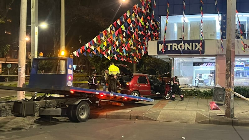 Lo que se sabe del impresionante choque de dos carros contra un Ktronix en Bogotá: una persona murió