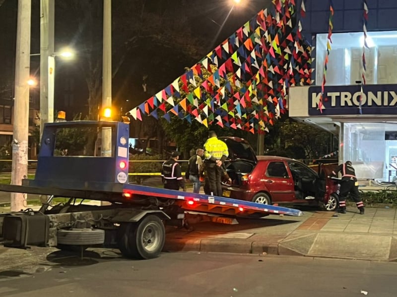 Lo que se sabe del impresionante choque de dos carros contra un Ktronix en Bogotá: una persona murió