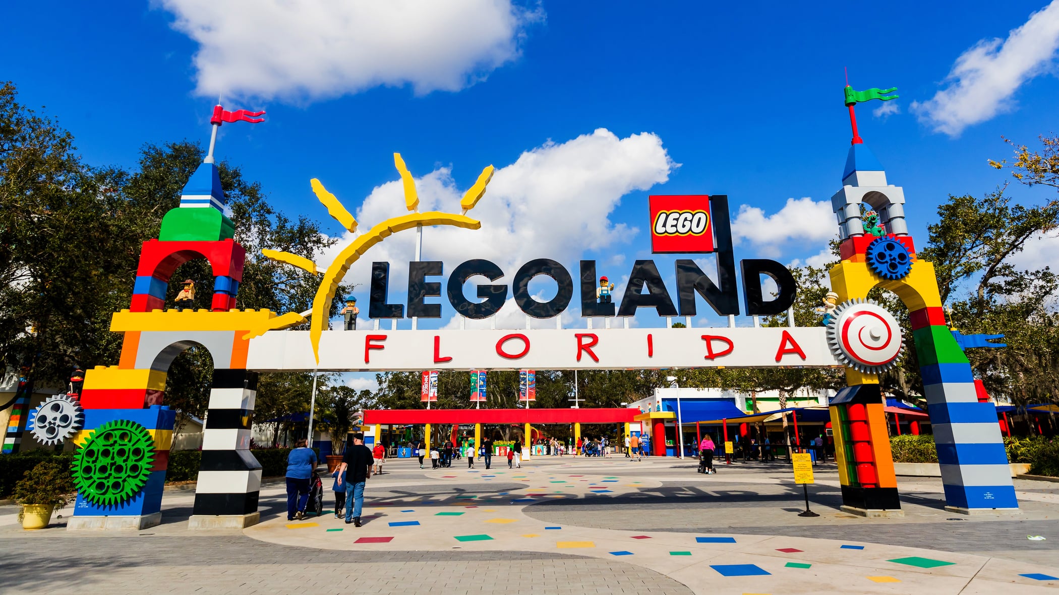 ¿A cuánto tiempo está Legoland de Orlando?