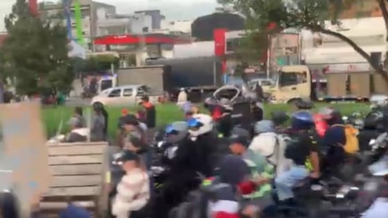 Foto protesta de recicladores frena TransMilenio y SITP en la Autopista Norte.