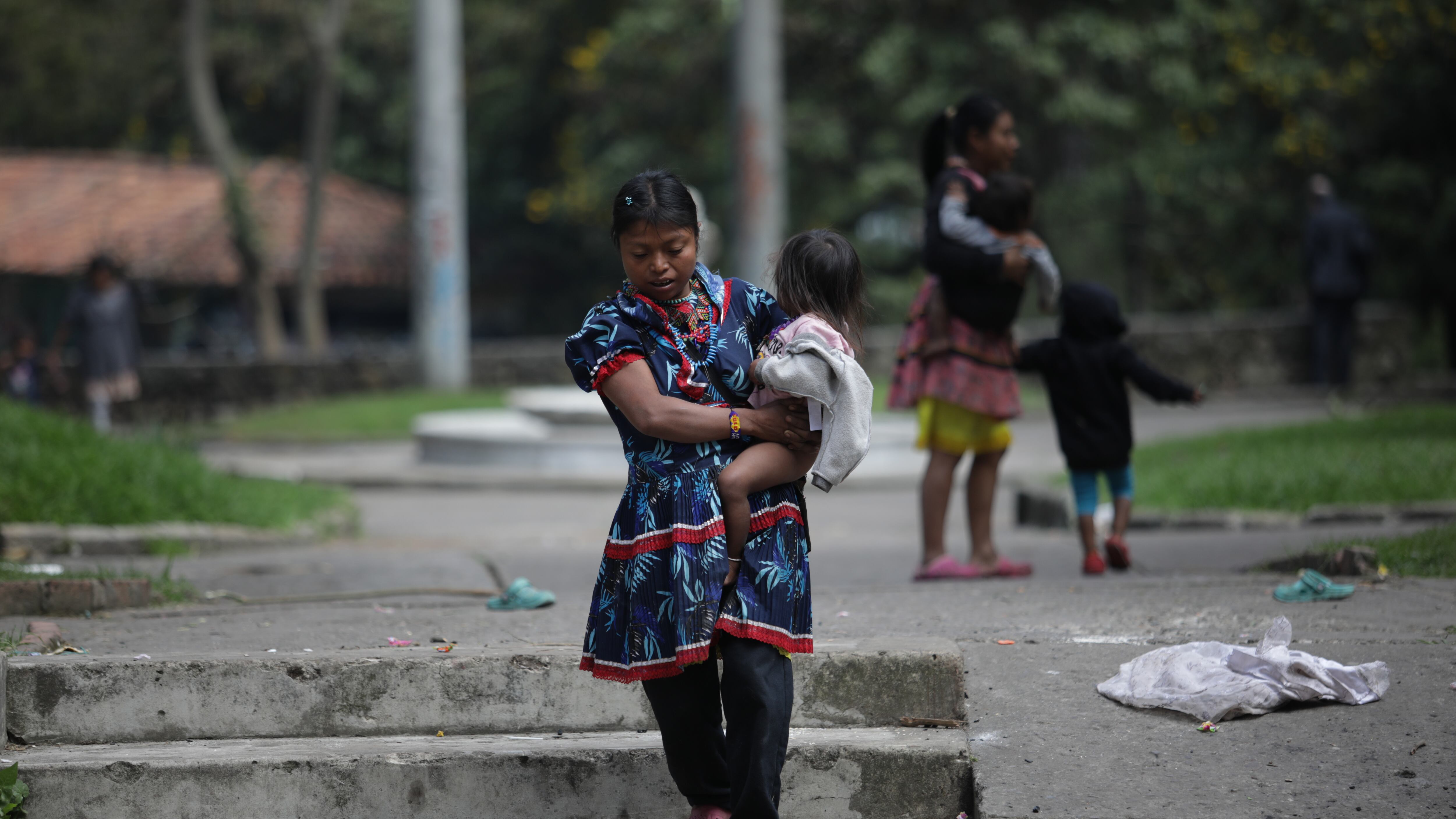 Indígenas Embera, provenientes del Chocó, acampan en el Parque Nacional de Bogotá