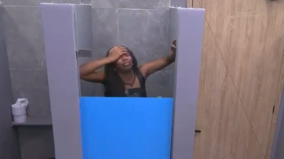 Karen Sevillano vivió momentos de desesperación con risas al no poder salir del baño y por más que pedía ayuda nadie la escuchaba.