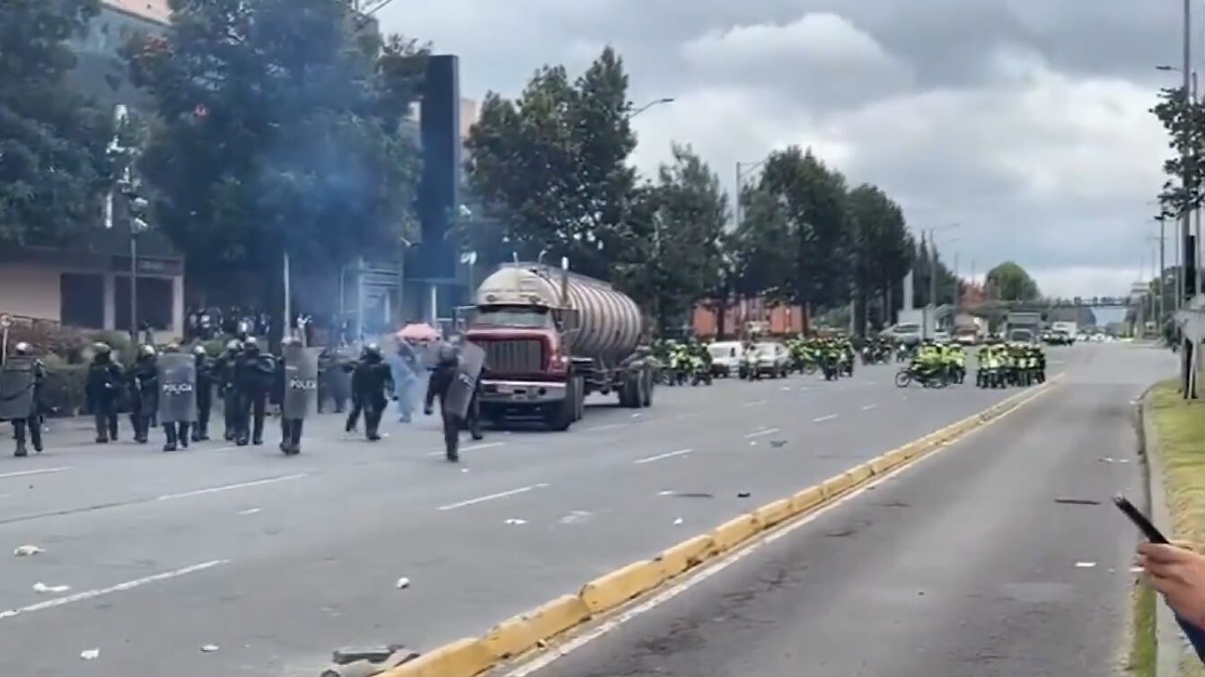 Esmad interviene el paro camionero en Bogotá