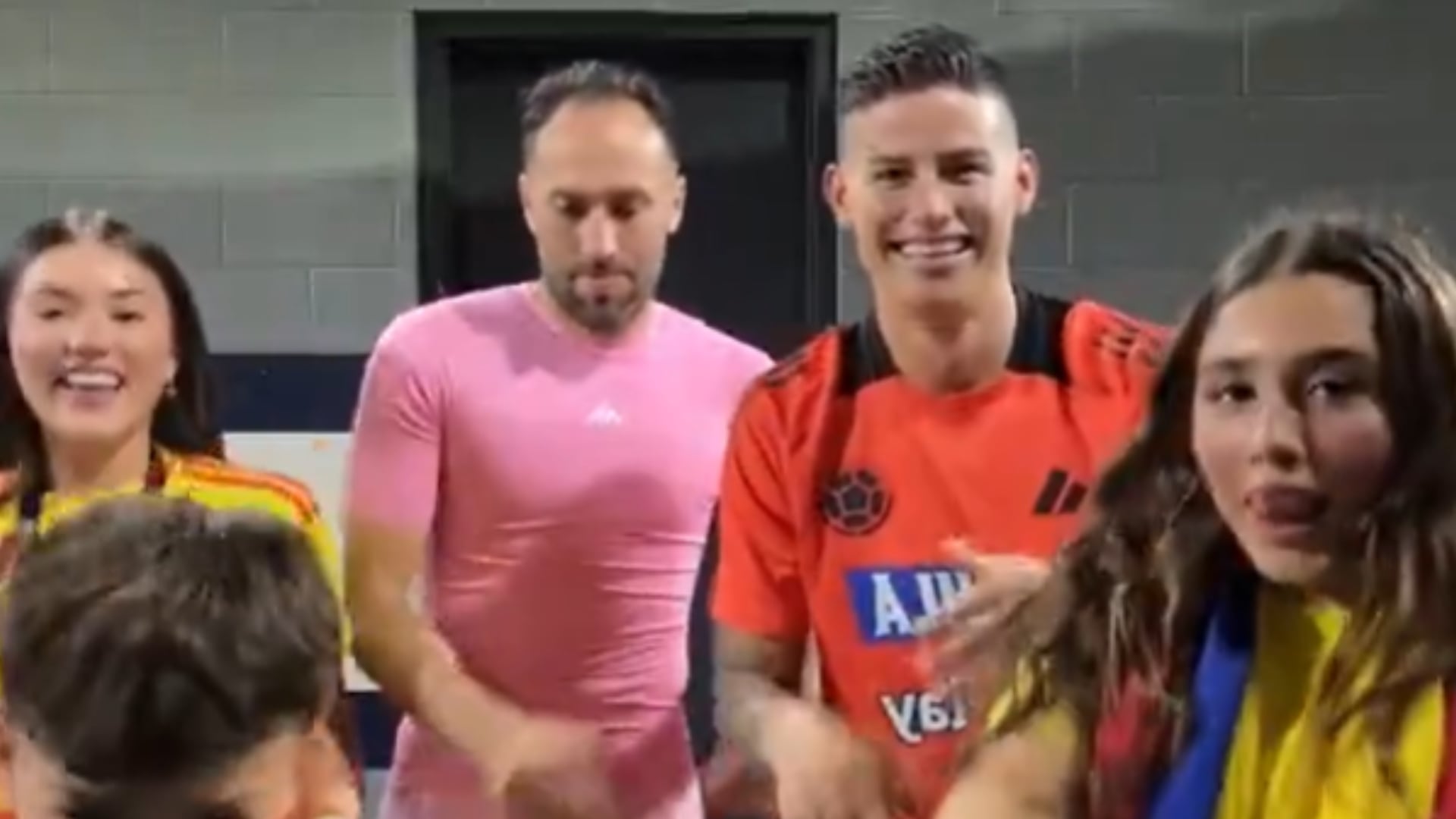 No serán buenos bailarines, pero sí buenos padres: James y Ospina ‘la dieron’ toda en baile con sus hijos