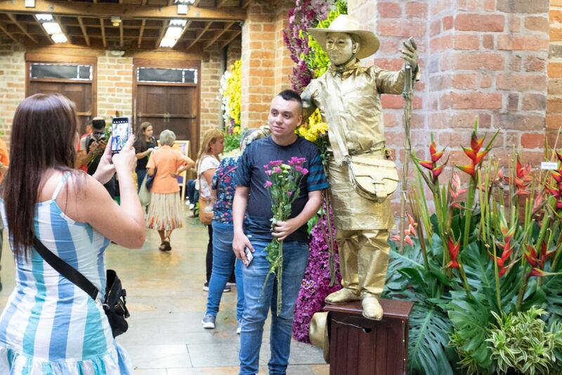 Edificio patrimonial Velásquez se engalana de flores