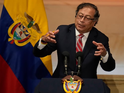 En medio del escándalo, Gustavo Petro saldrá del país con una comisión, esta es su agenda