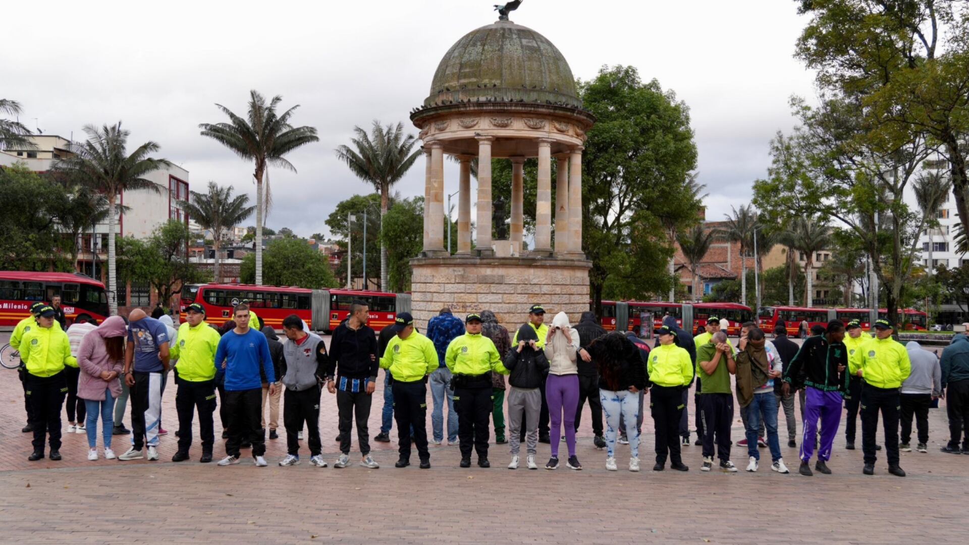 Captura de vendedores de droga en entornos escolares de Bogotá.