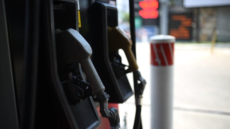 Precios de la gasolina podrían tener un leve aumento, según el ministro de Hacienda, ¿en cuánto quedaría?