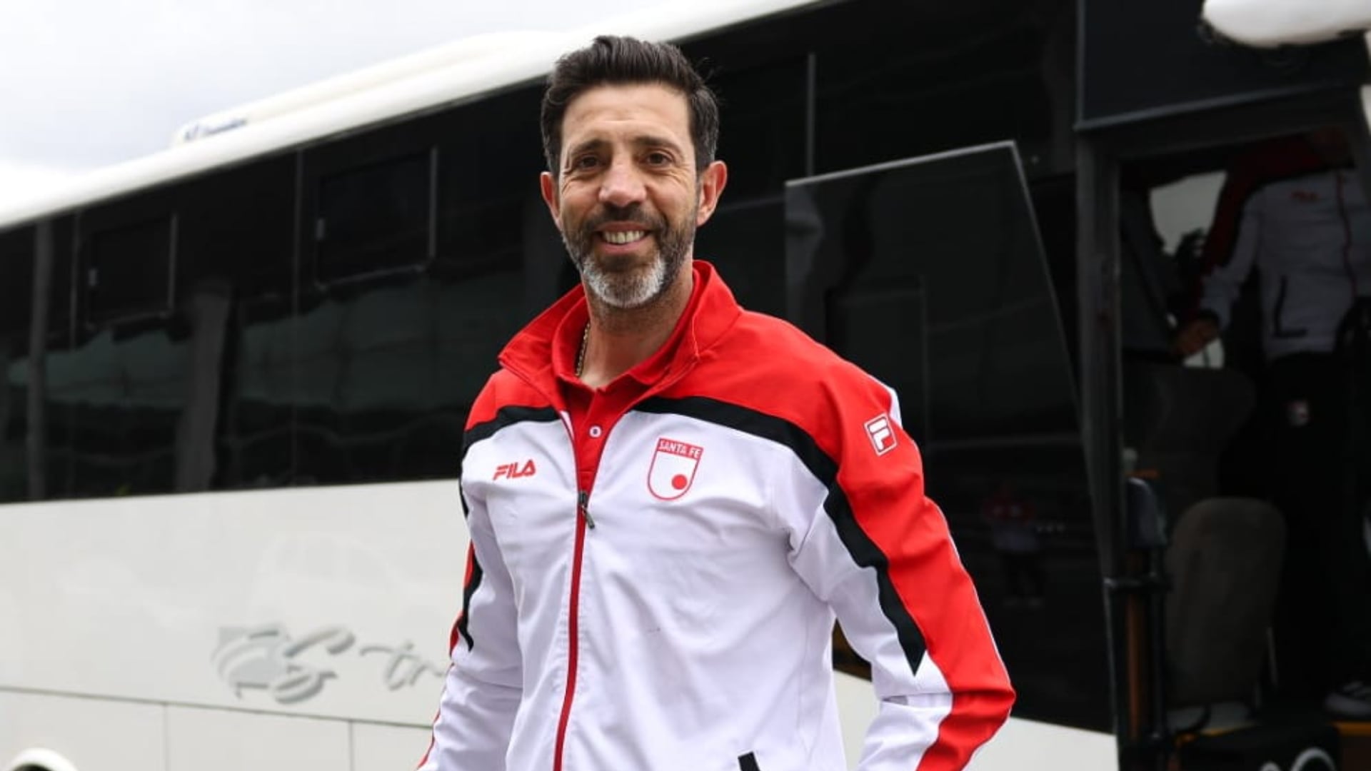 Periodistas se encontraron a Jorge Bava en el aeropuerto, pero el DT de Santa Fe no quiso hablar