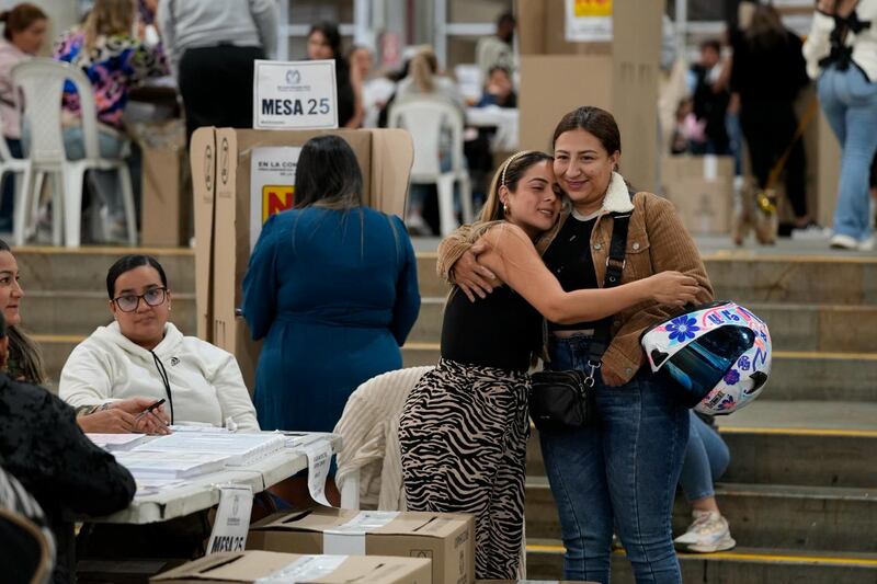 Imágenes de la jornada electoral en Antioquia: ciudadanos votando, jurados de mesa, puestos de votación y el conteo de votos al cierre de las urnas.