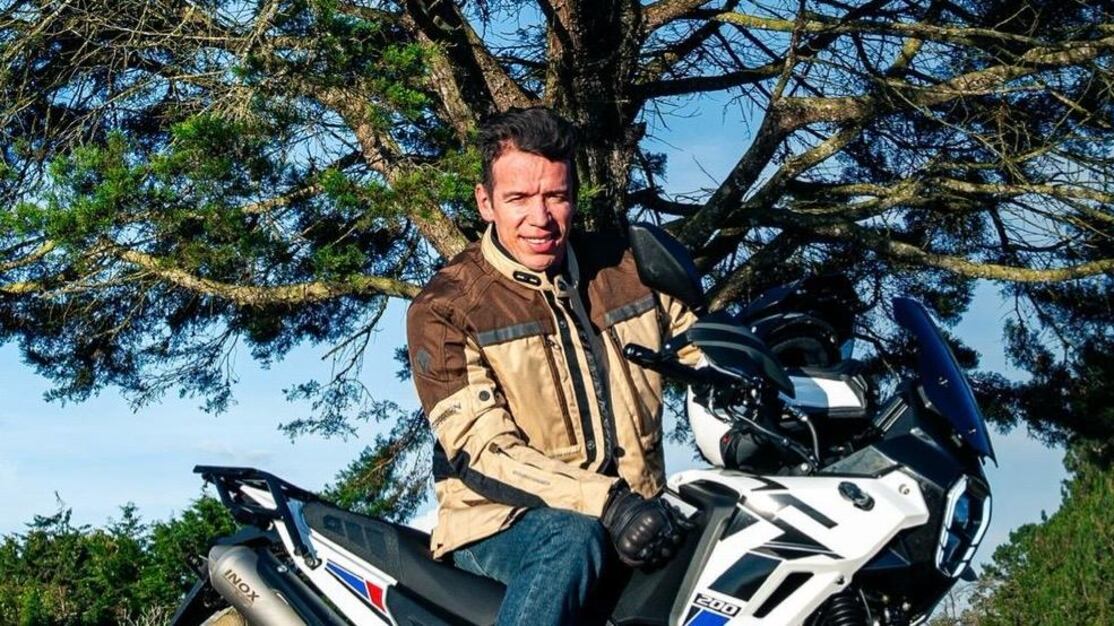 Foto la nueva ocupación de Rigo: en dos ruedas sigue facturando.