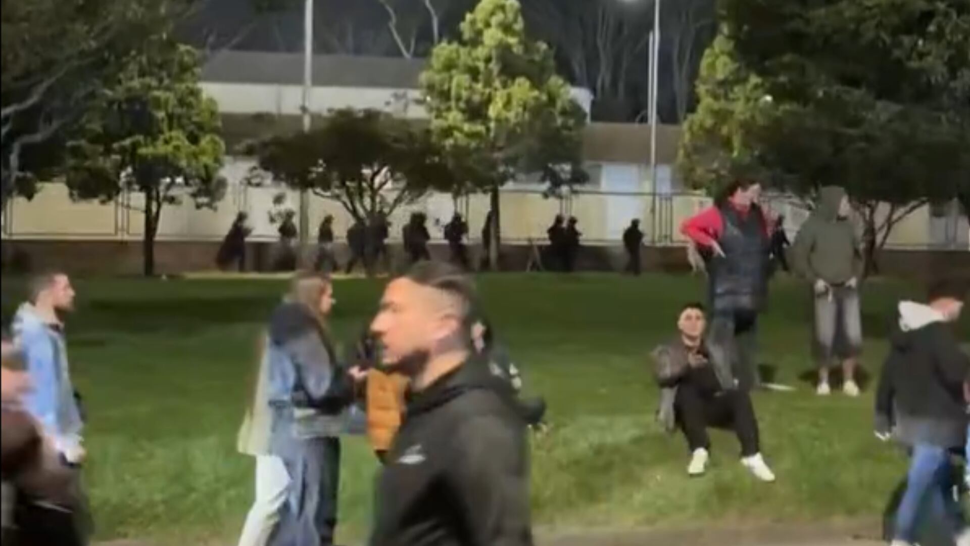 Llegó el ESMAD al Vive Claro en medio de la confusión por la cancelación del concierto de Kendrick Lamar