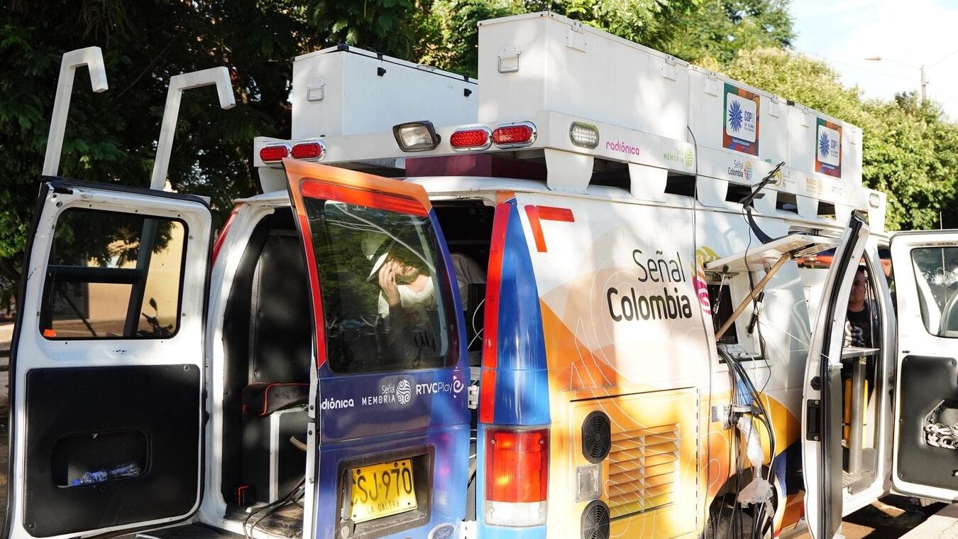 Foto de la móvil de Señal Colombia en el parque de La Esperanza en San José del Guaviare.