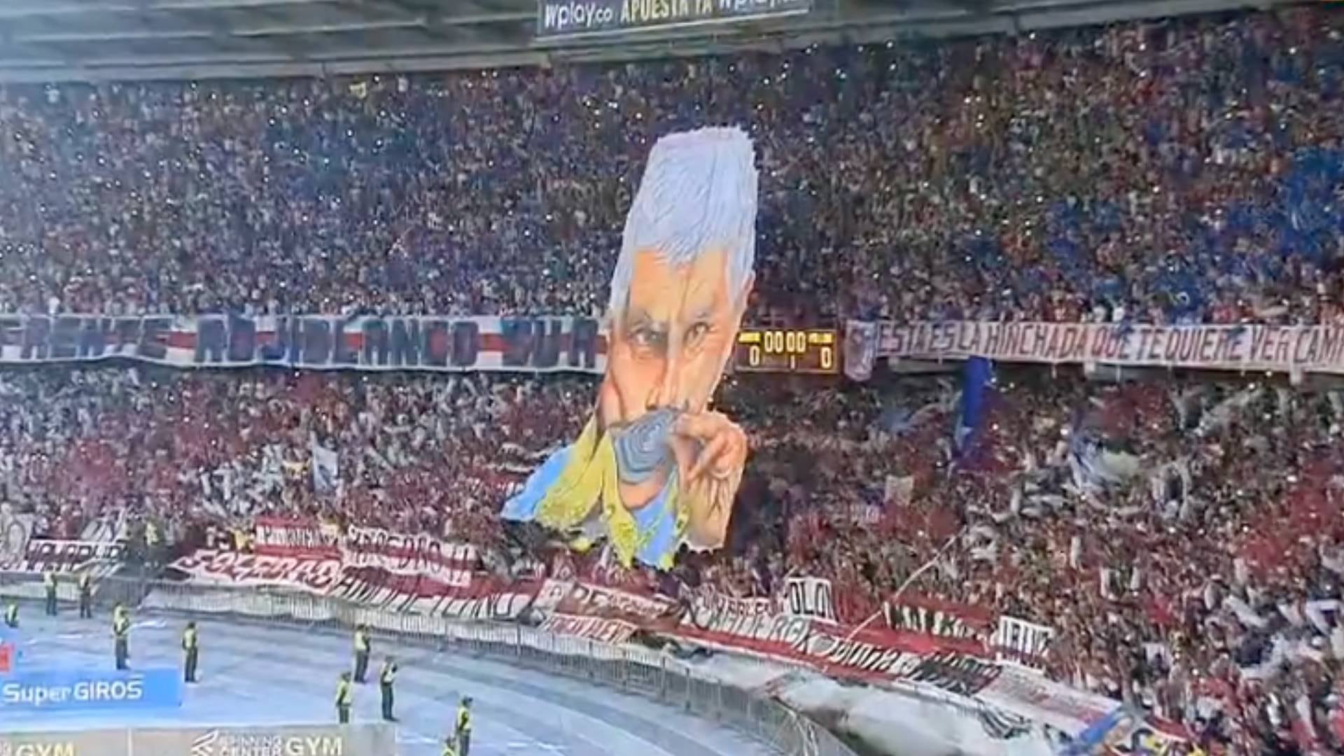 Hinchas del Junior hicieron tifo de Julio Comesaña antes de la final de Copa BetPlay 2022