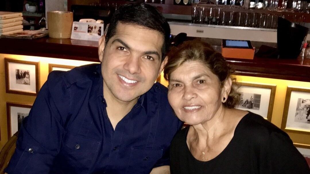 La mamá de Peter Manjarrés atraviesa por un delicado estado de salud y ya el cantante se encuentra con ella.