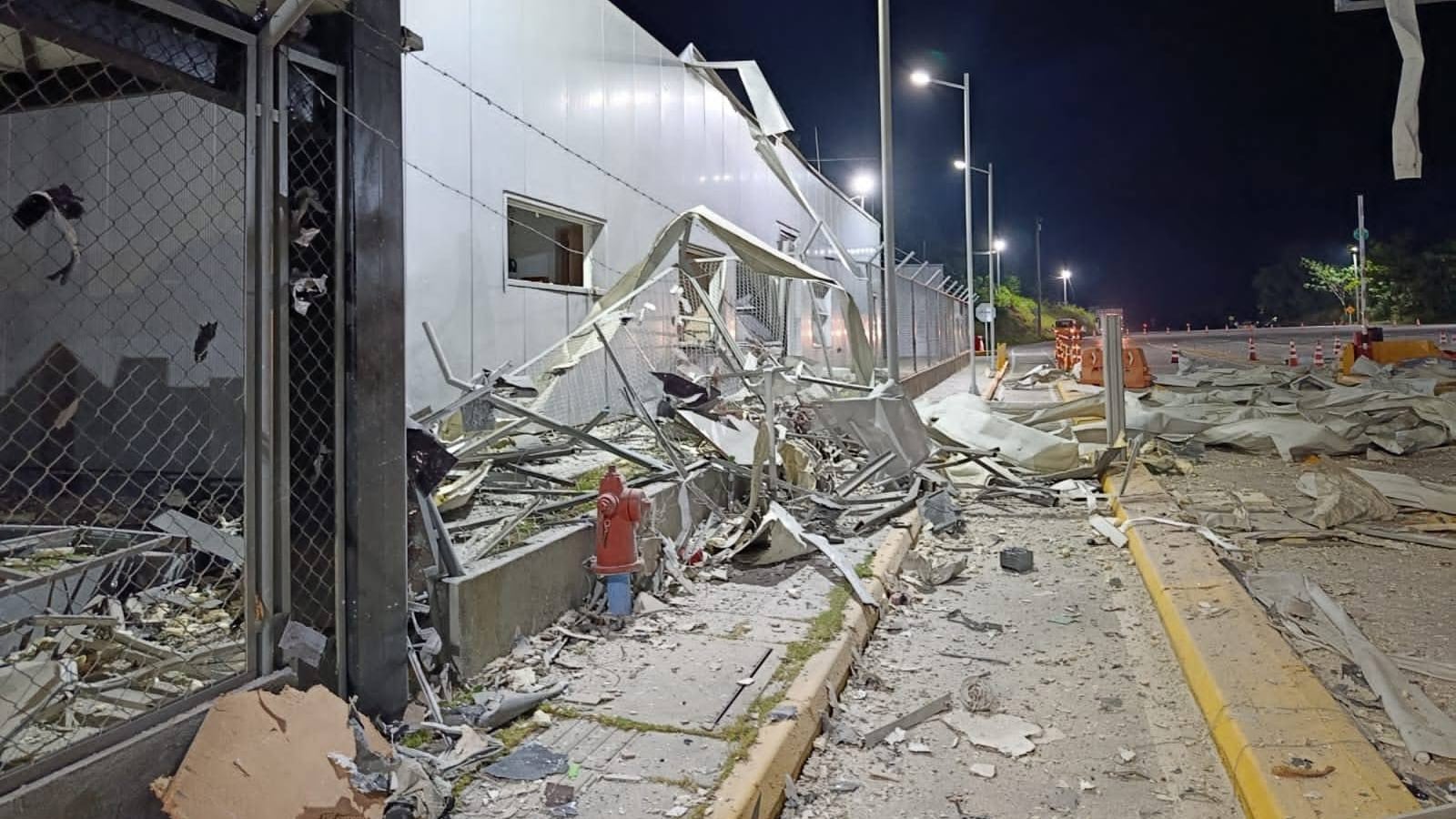 Foto un atentado con una motocicleta cargada explosivos destruyó el peaje en la vía Bucaramanga–Barrancabermeja.