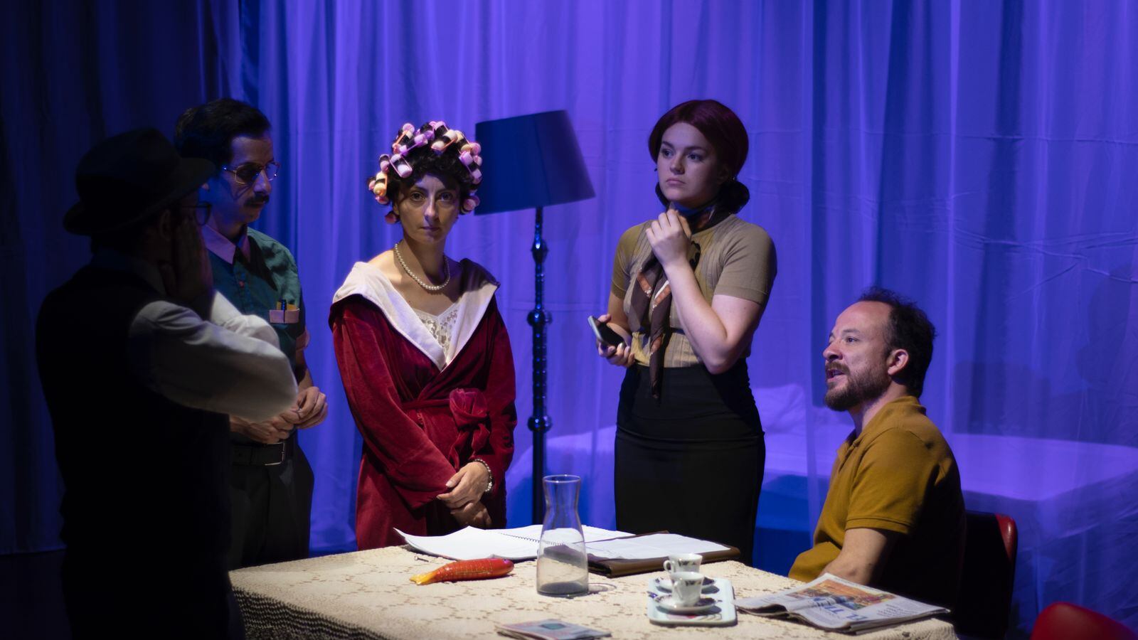 Una Idiotez: Ellos lo Saben' Llega al Teatro Charlot: Una Comedia sobre los Peligros de la Digitalización