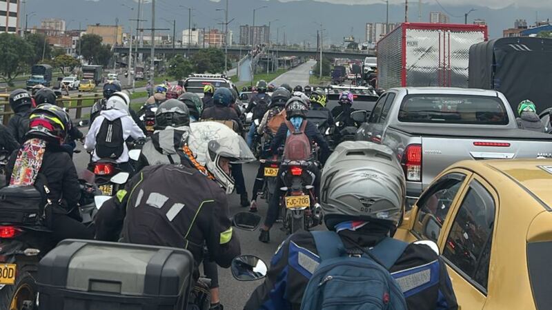 Grave accidente de tránsito tiene paralizada la Av. Américas: una volqueta atropelló a un motero que perdió la vida en el lugar