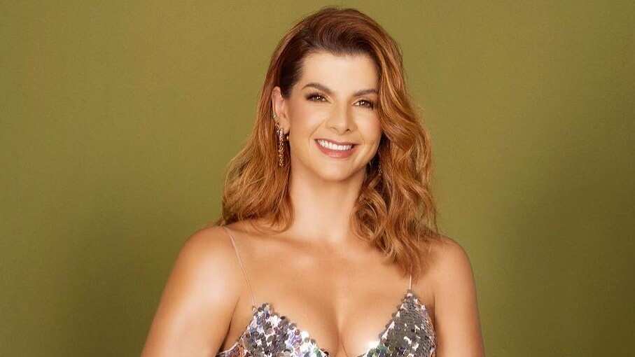 La presentadora Carolina Cruz se le vio en plena libertad a la orilla de la playa y luciendo más espectacular que nunca.