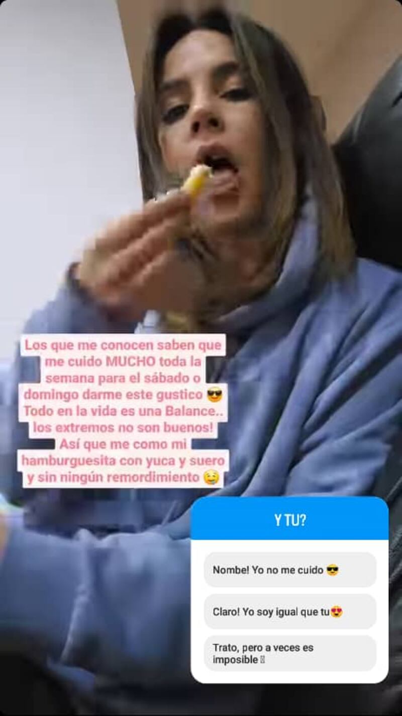 Carmen Villalobos degustando una hamburguesa con yuca y suero