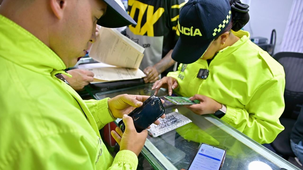 Celulares en la calle 13 con caracas