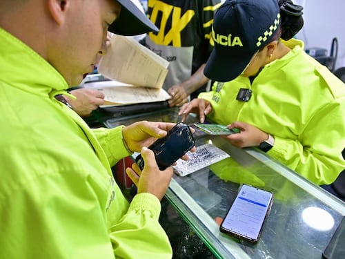 Incautan 21 celulares con reporte de hurto en operativo en la Calle 13 de Bogotá