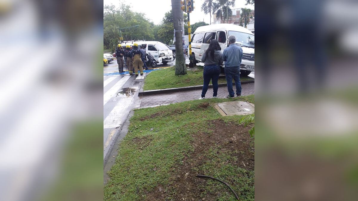 Dos busetas escolares se chocaron en el sur de Cali y quedaron cinco niños heridos.