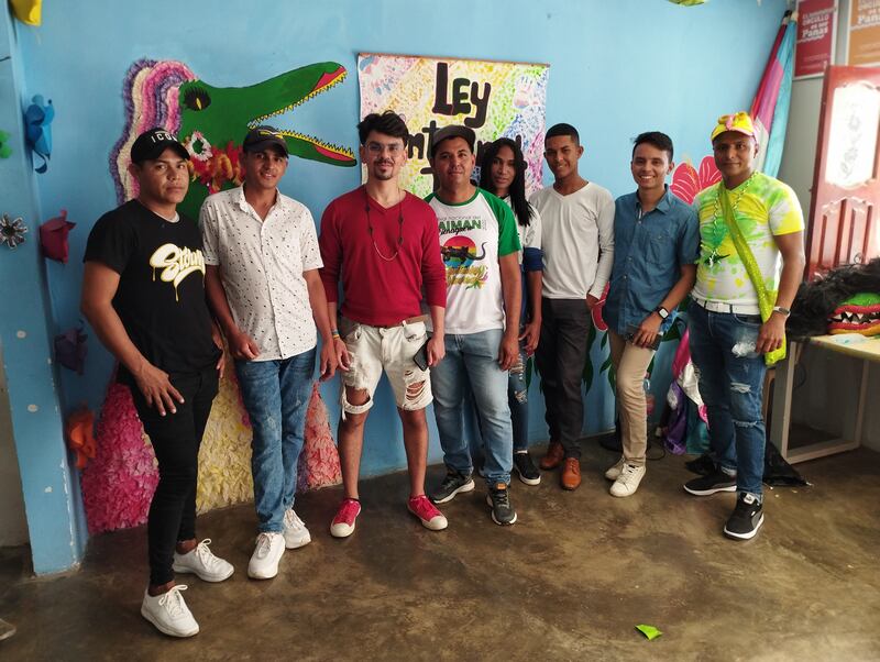 Algunos integrantes de Las Caimanas en la Casa de Paz del municipio de Ciénaga.