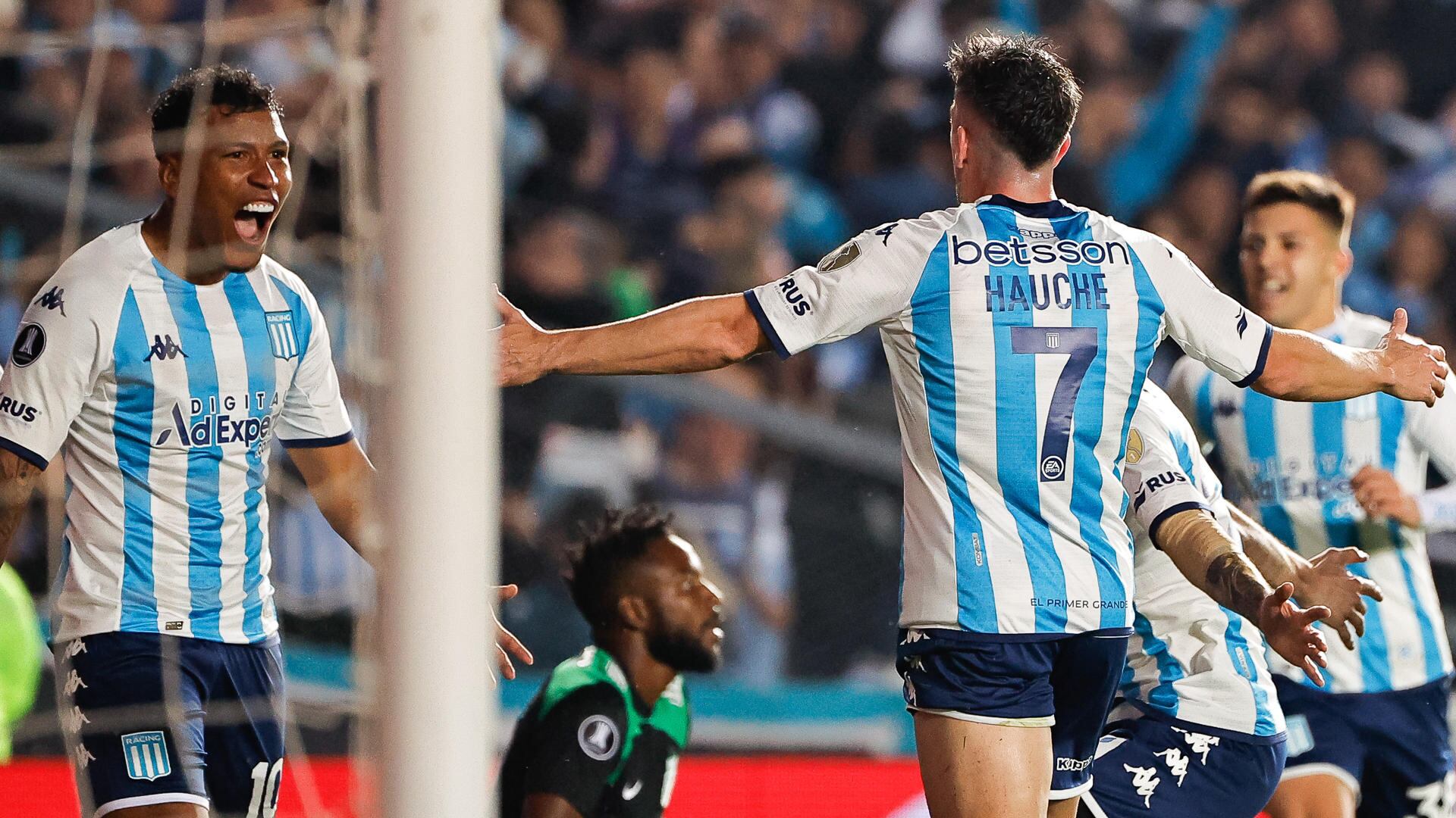 Nacional recibió un golpe de realidad y Racing lo eliminó de la Libertadores