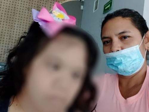 Servicio social: madre venezolana y su hija en condición de discapacidad ruegan por ayuda en Barranquilla