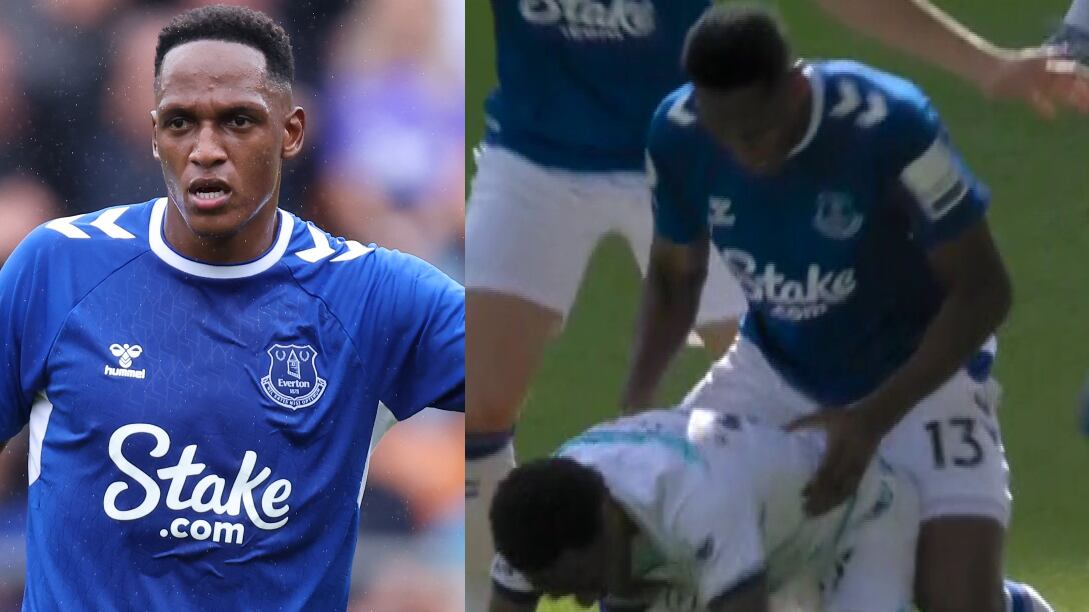 Yerry Mina disputando balón con Raheem Sterling