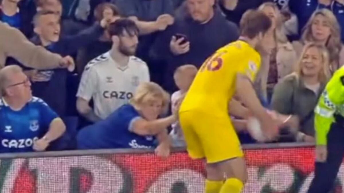 Fanática del Everton nalgueó a rival, en la locura por salvarse del descenso