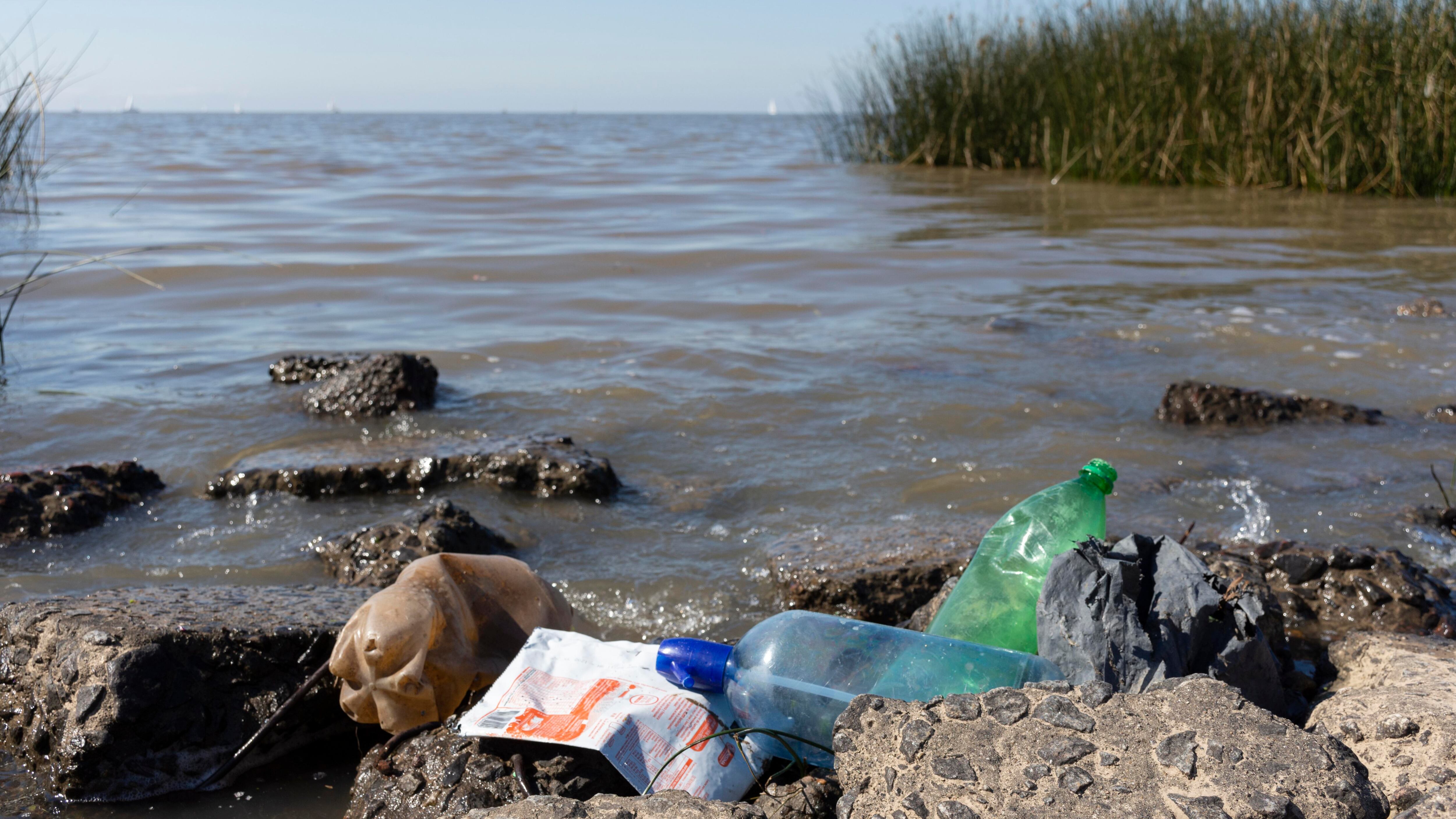 Más de 3,4 millones de toneladas de basuras contaminan los océanos del planeta.