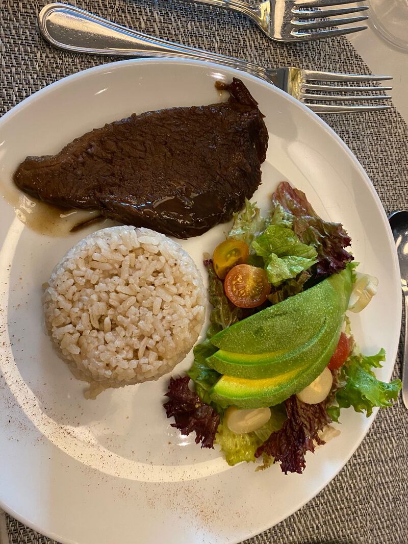 Foto del plato de carne en posta y arroz con coco.