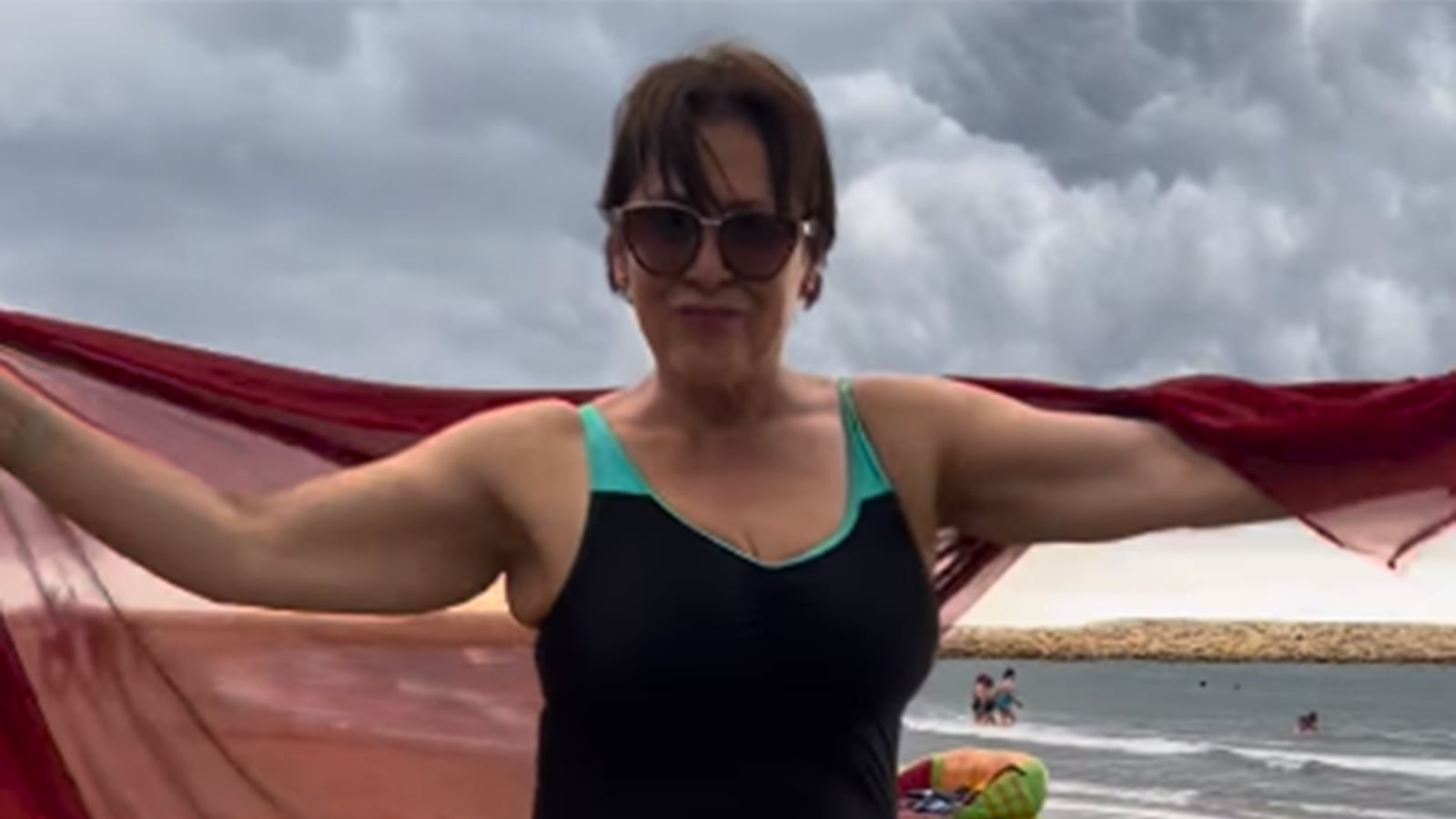 Alina Lozano se gana piropos al lucir cuerpazo a sus 50 años.