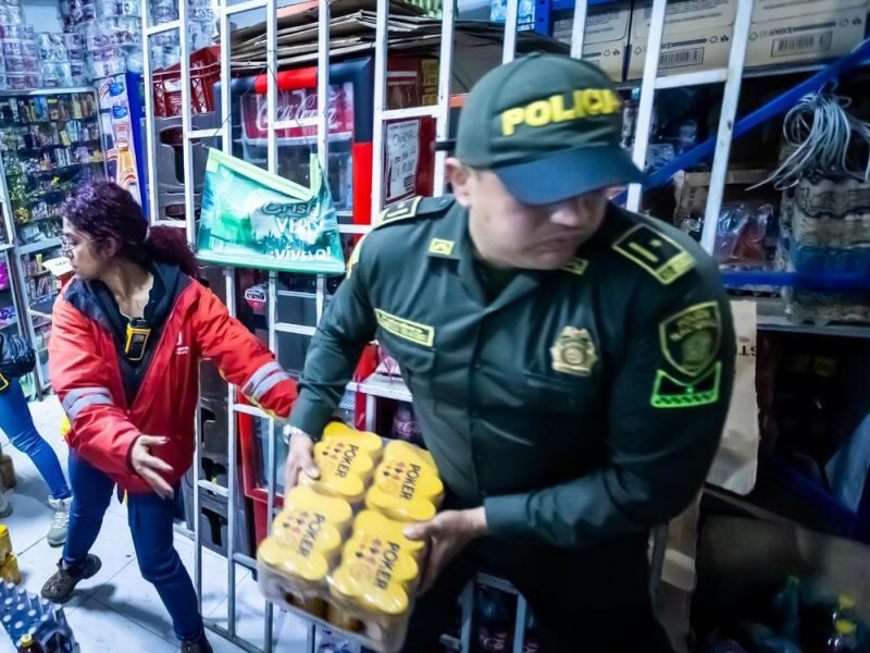 Estaban vendiendo cerveza vencida en un local de Bogotá: decomisaron 2.000 unidades