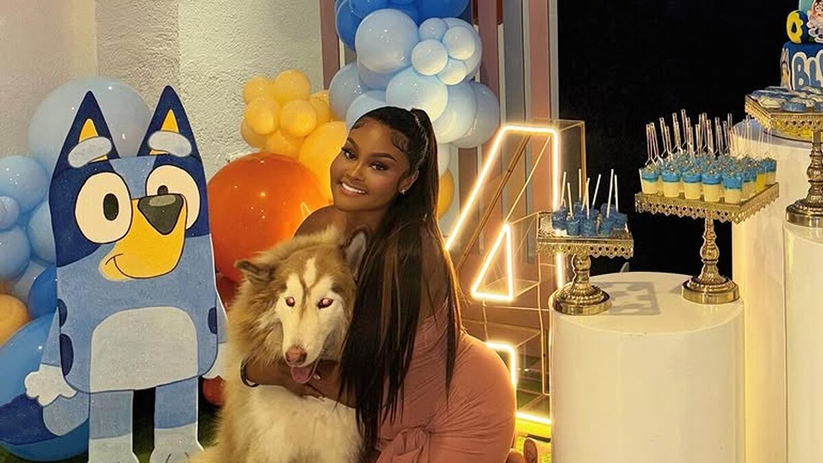 'La Jesuu' celebrando el cumpleaños de su mascota