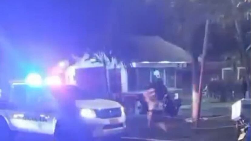 Foto del instante en que un artefacto explosivo afecta CAI de la Policía en Cali.