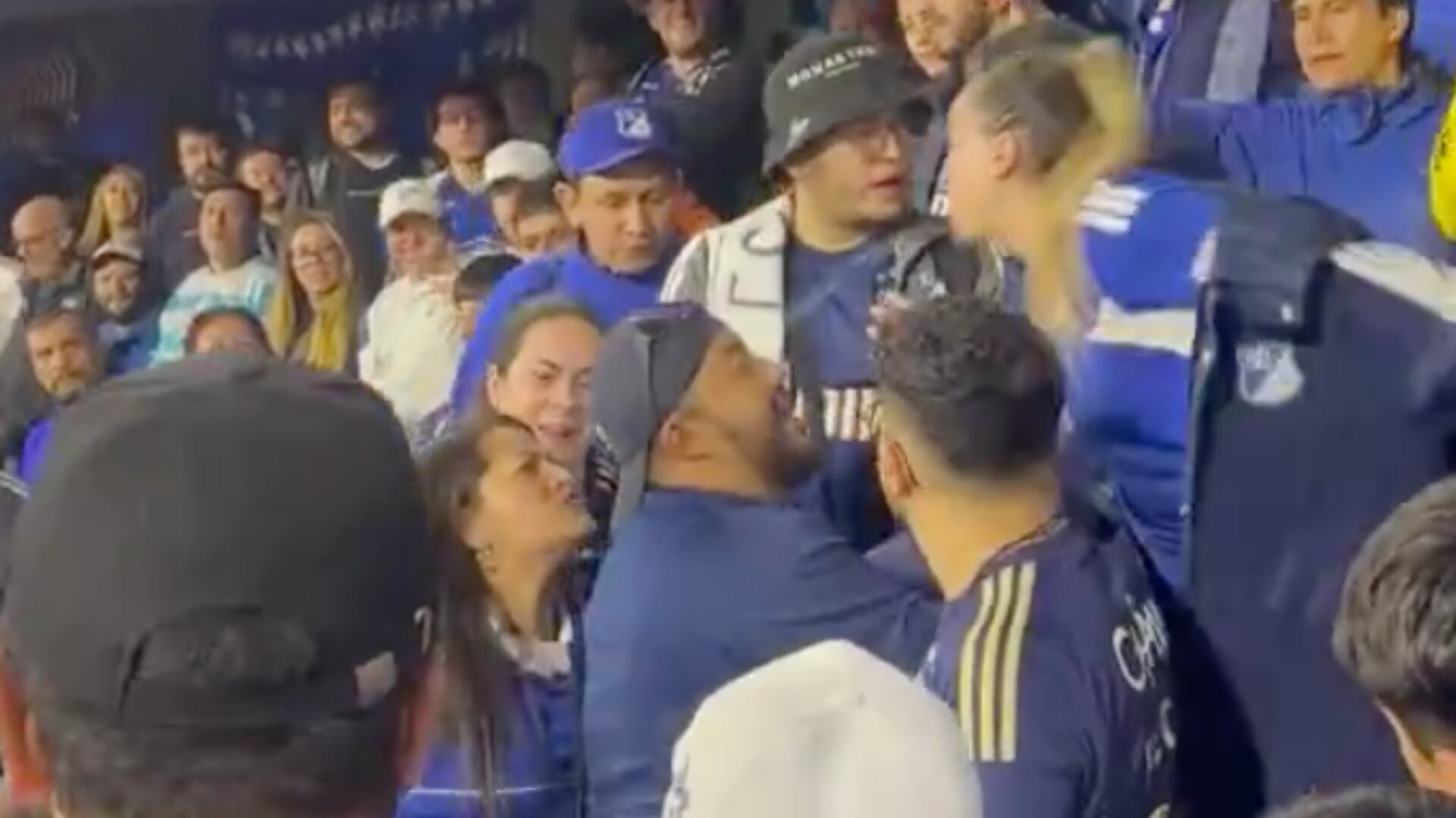 Con escupitajo incluido: Así fue la pelea de dos hinchas de Millonarios en el partido contra Nacional