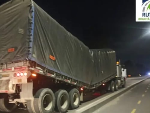 Tractomula con material de Indumil se partió en dos en la Autopista Norte y genera tremendo trancón en Bogotá