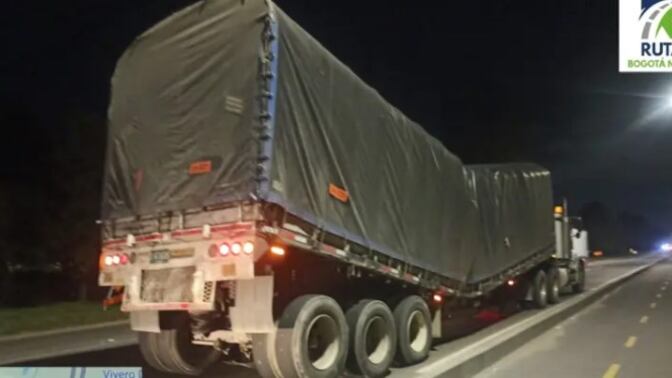 Foto tractomula con material de Indumil se partió en dos en la Autopista Norte .
