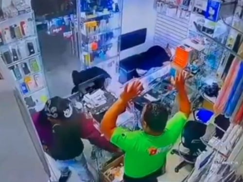 Ladrones terminan baleados por su propia víctima; así fue su último atraco