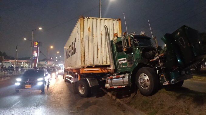 Aparatoso accidente de una tractomula en Bogotá.