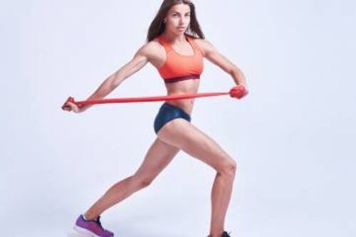 Rutina con bandas elásticas para tonificar brazos y piernas