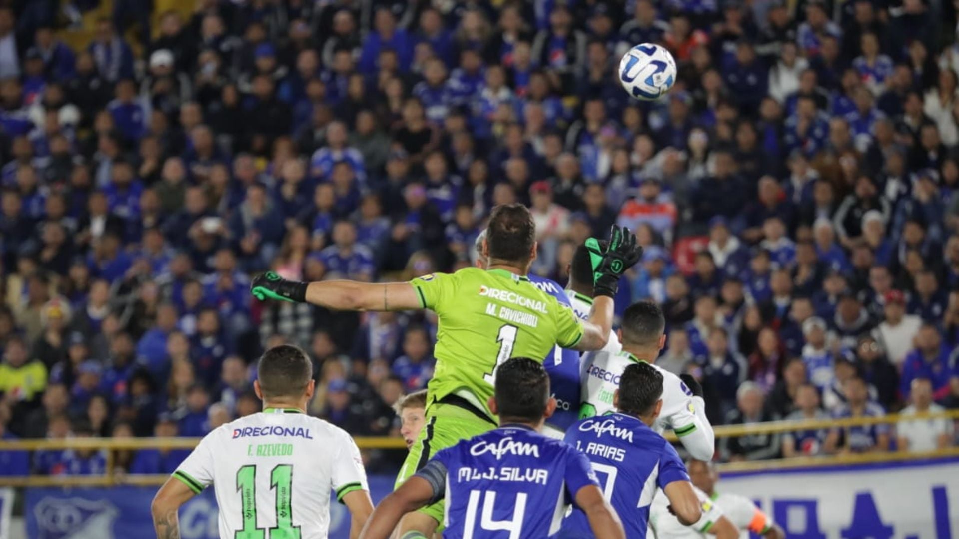 Hinchas denunciaron presunta agresión de hinchas de Millonarios a una pareja de hermanos en El Campín.