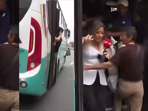 Presentadora subió a un bus lleno en vivo y el conductor arrancó sin dejarla bajar; sus colegas no aguantaron las risas
