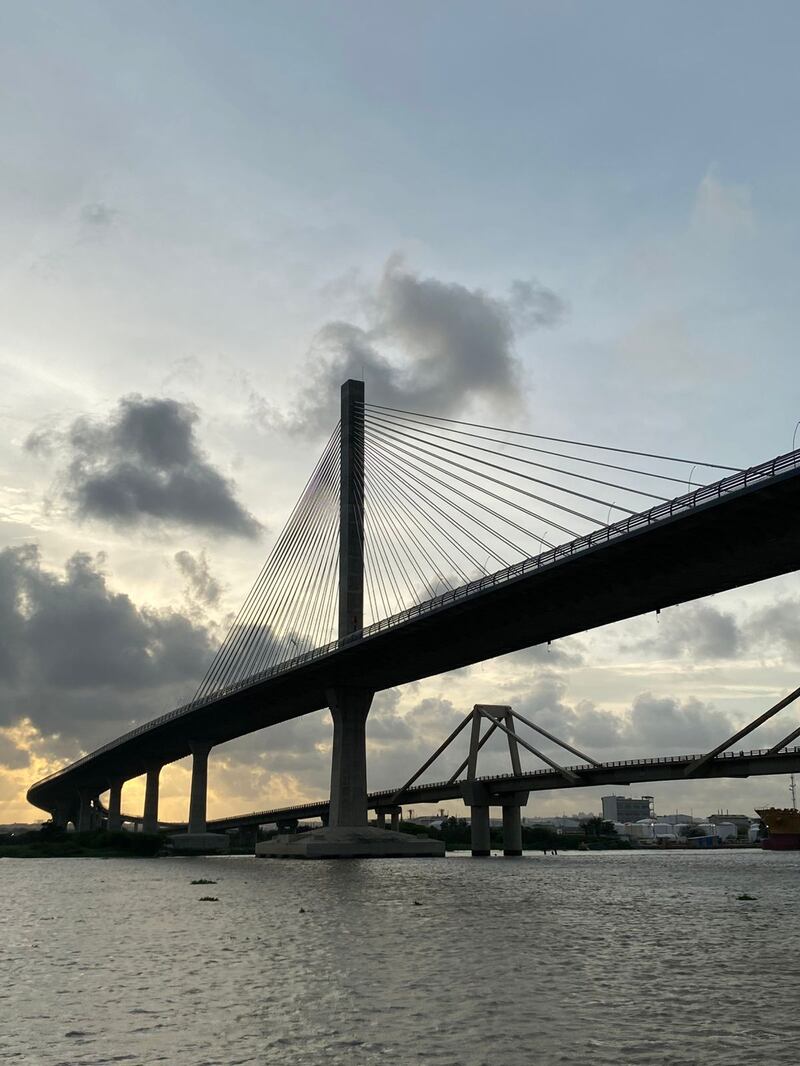 Atardecer en la Mita, la barca currambera.