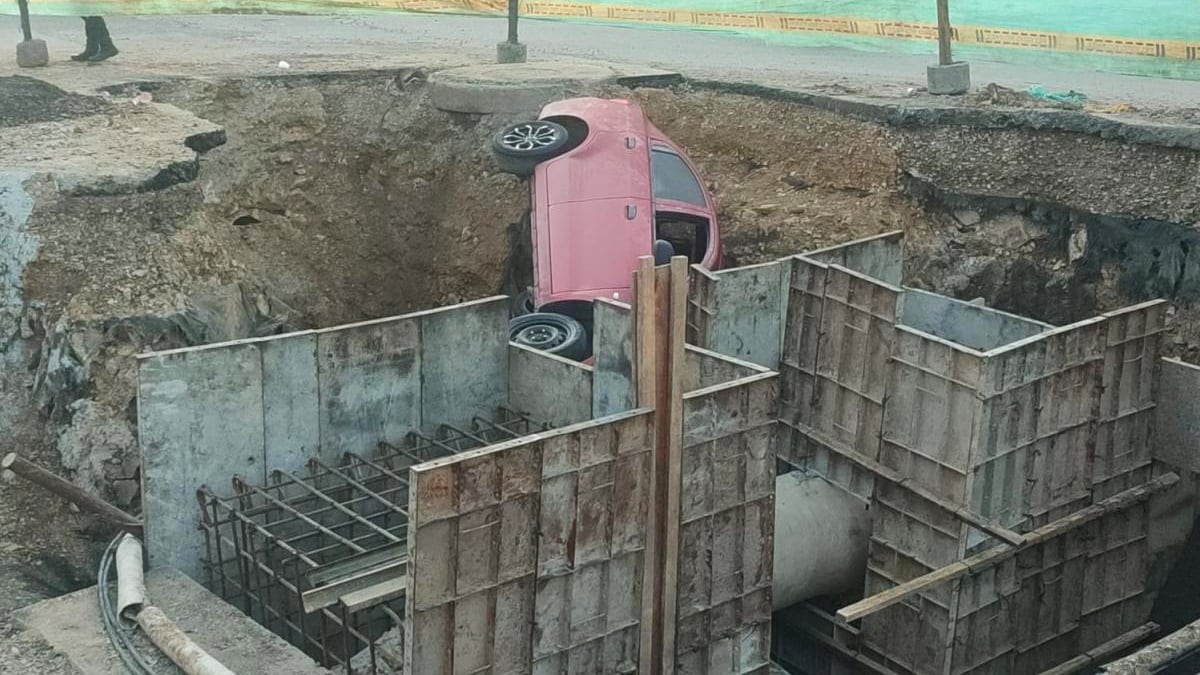 Carro terminó en un hueco en Bogotá
